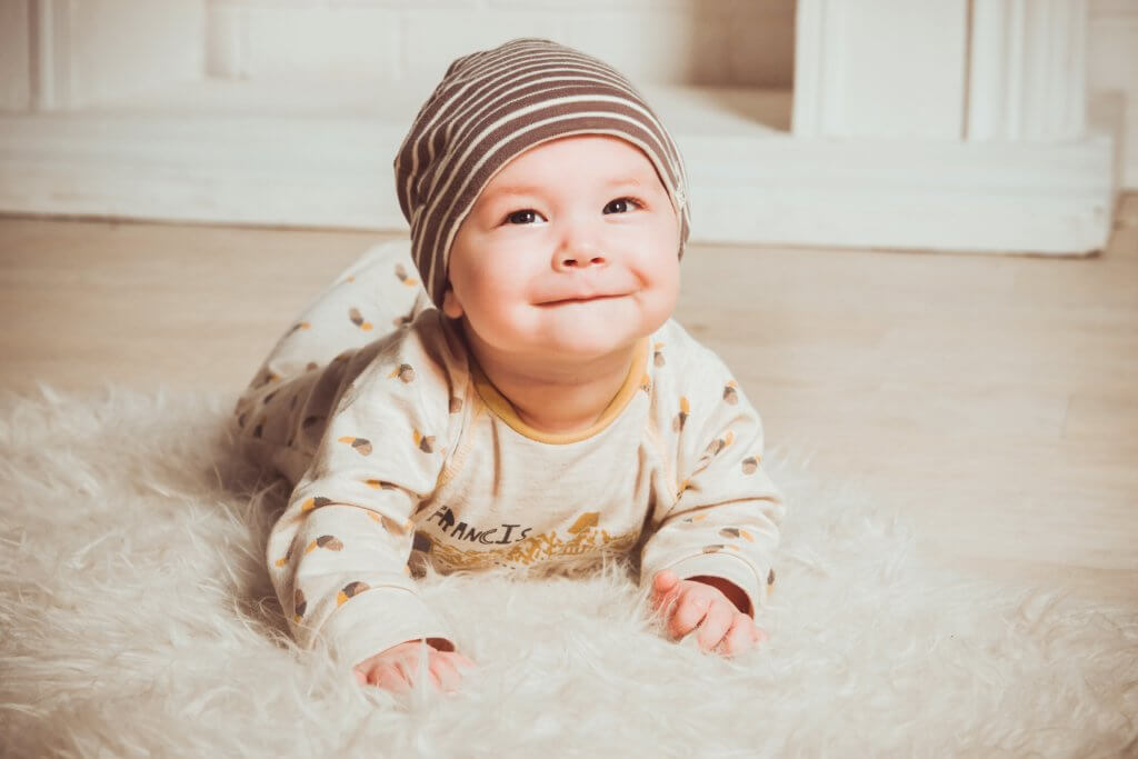 Bébé sur un tapis