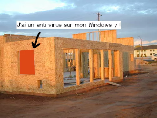 Maison en travaux, une fenêtre est fermée, une bulle le montre en indiquant "C'est bon, j'ai un anti-virus sur mon  Windows 7 !"